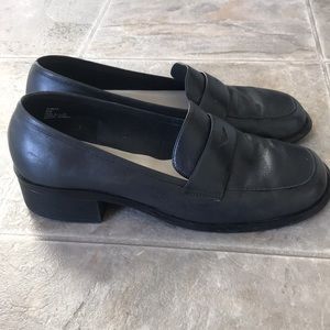 Chadwick’s Dark Navy Blue Heeled Leather Loafers size 9